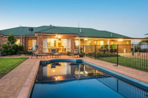 Spacious resort style property with pool in Mudgee - Rest Easy Mudgee Villa Mudgee